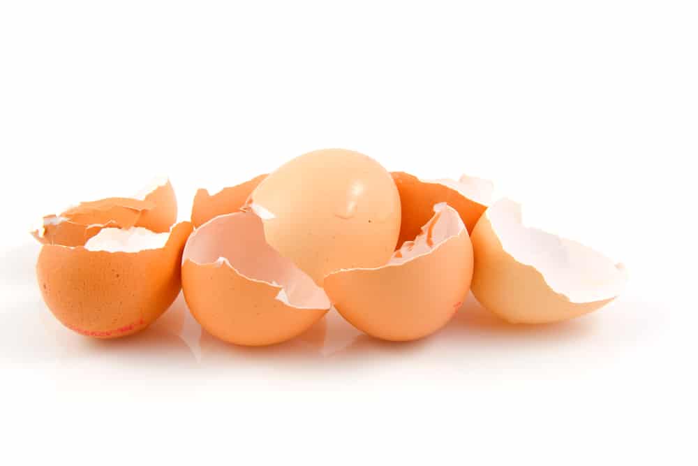 removing egg shells from the egg when baking